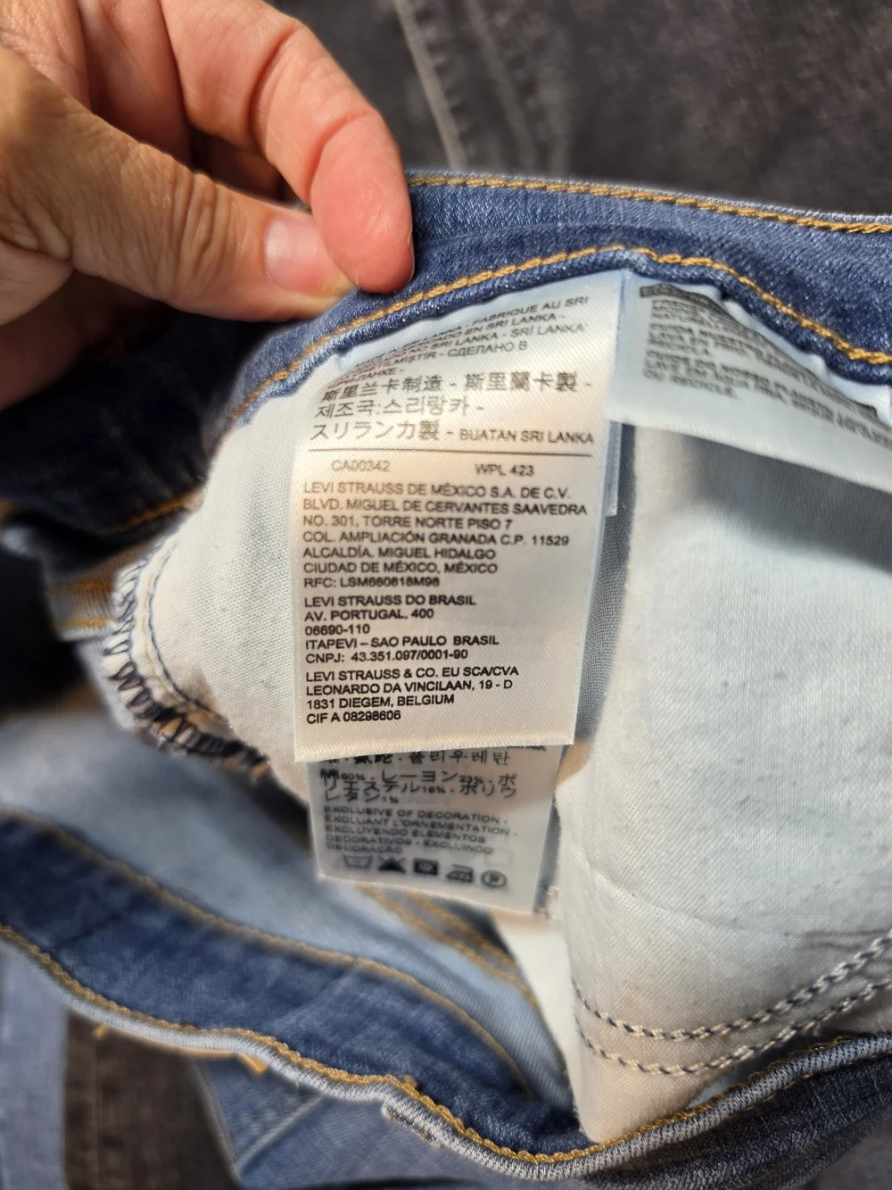 Levi's Classic Crop Jeans in Medium Blue Wash. Size 6/28